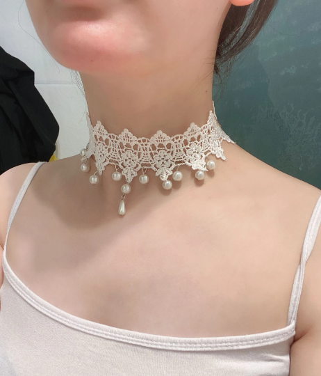 The Lace Pearl Choker