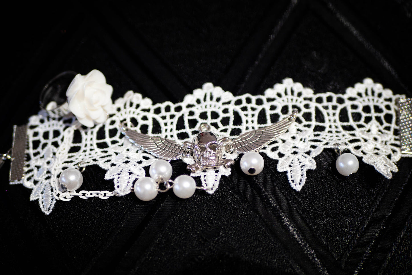 A Lace and Silver Bracelet Ring Set