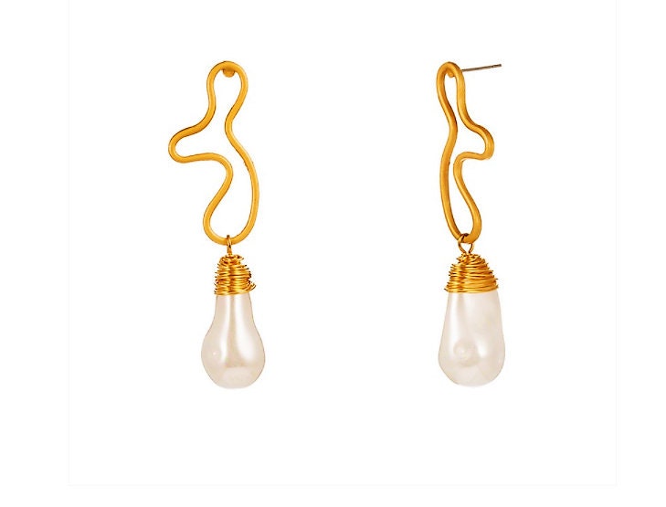 Sapphy, A Statement Pearl Earring